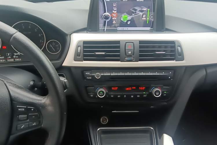 Used BMW 3 Series 2014 320Li Fashion Model Audio And AC Panel