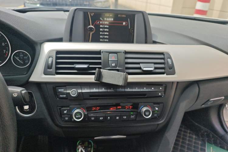 Used BMW 3 Series 2014 320i Sport Edition Audio And AC Panel