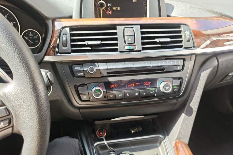 Used BMW 3 Series 2014 328Li Fashion Model Audio And AC Panel