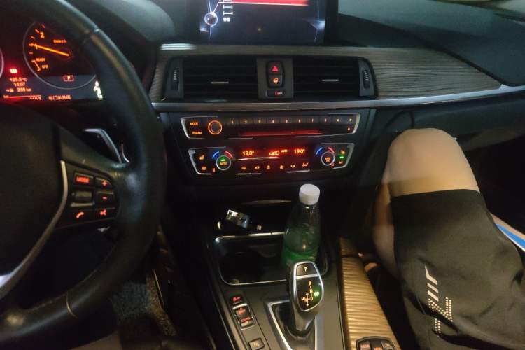 Used BMW 3 Series 2014 320Li Fashion Design Package Audio And AC Panel