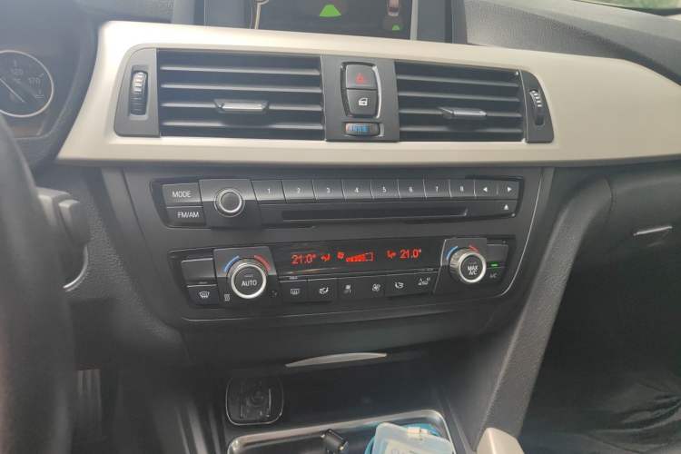 Used BMW 3 Series 2014 320Li Fashion Model Audio And AC Panel