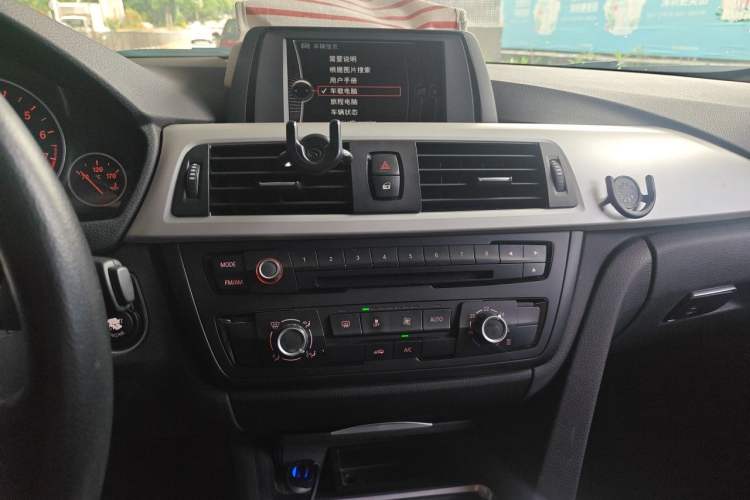 Used BMW 3 Series 2014 320i Active Edition Audio And AC Panel