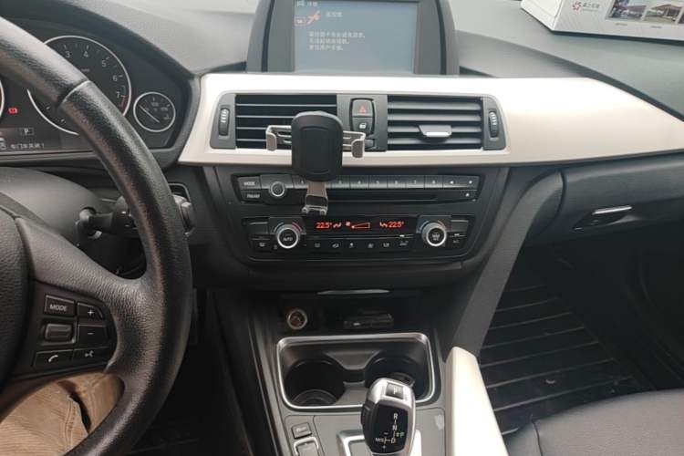 Used BMW 3 Series 2014 320i Sport Edition Audio And AC Panel