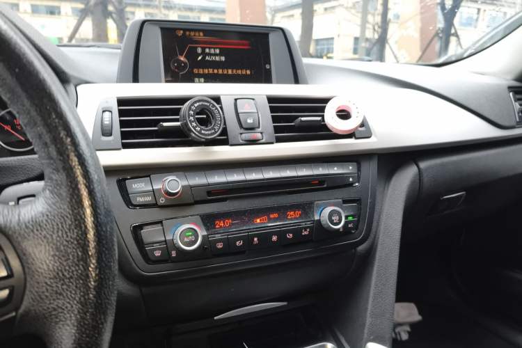 Used BMW 3 Series 2014 320Li Fashion Model Audio And AC Panel