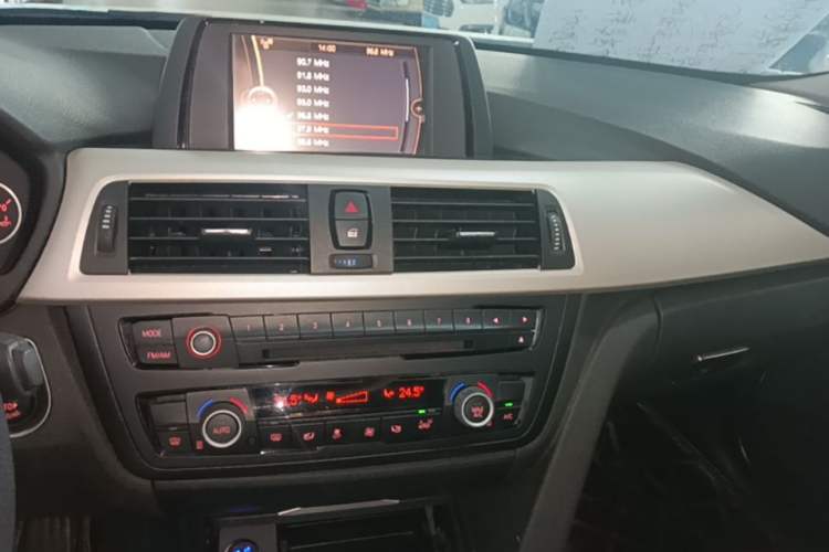 Used BMW 3 Series 2014 320Li Fashion Model Audio And AC Panel