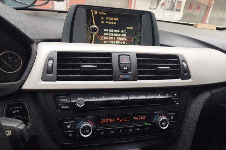 Used BMW 3 Series 2014 320i Sport Edition Audio And AC Panel