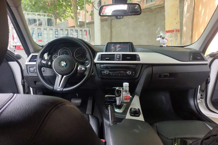 Used BMW 3 Series 2014 320i Sport Edition Center Console