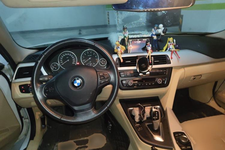 Used BMW 3 Series 2014 320i Sport Edition Center Console