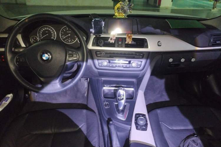 Used BMW 3 Series 2014 320i Sport Edition Center Console