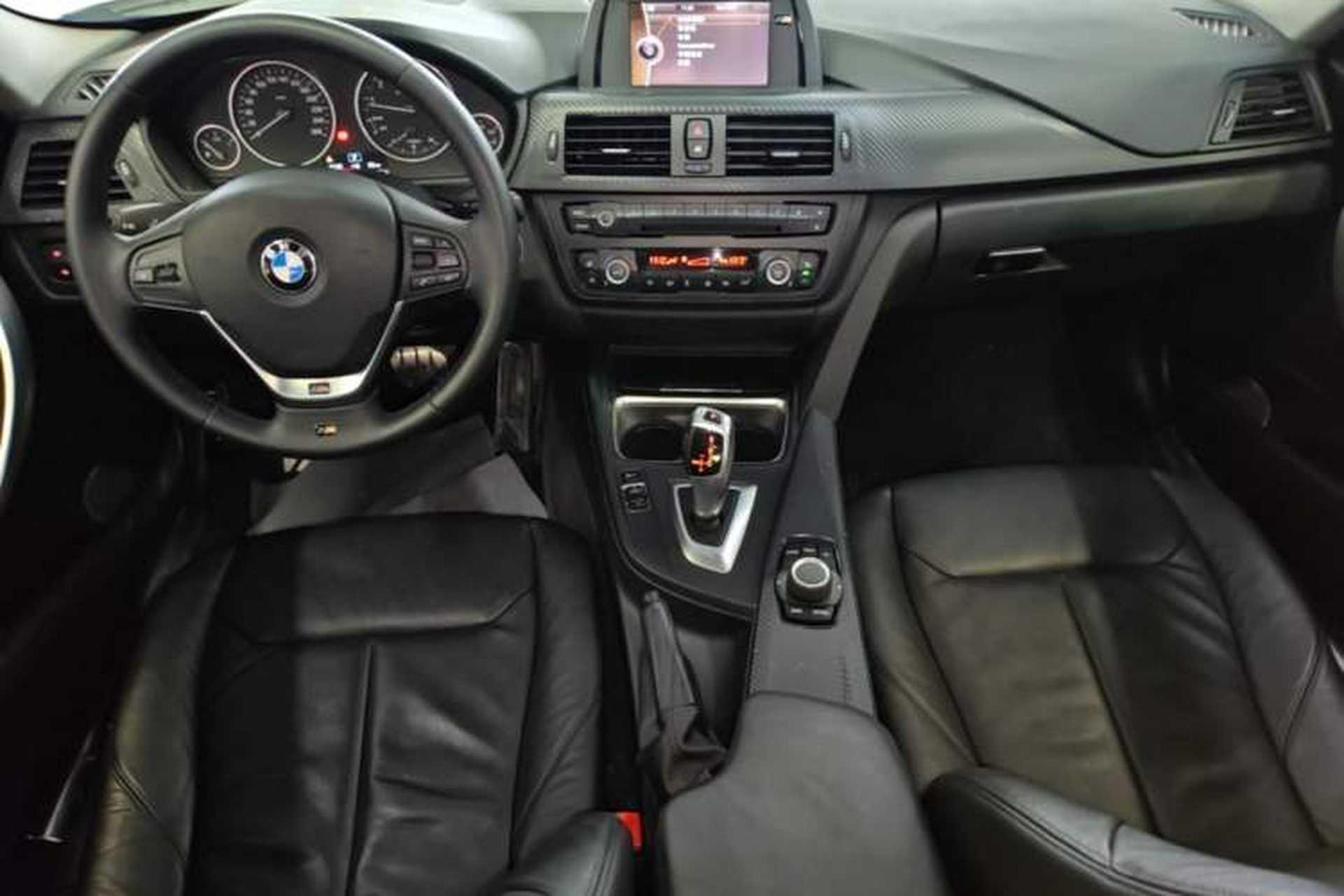Used BMW 3 Series 2014 320i Sport Edition Center Console