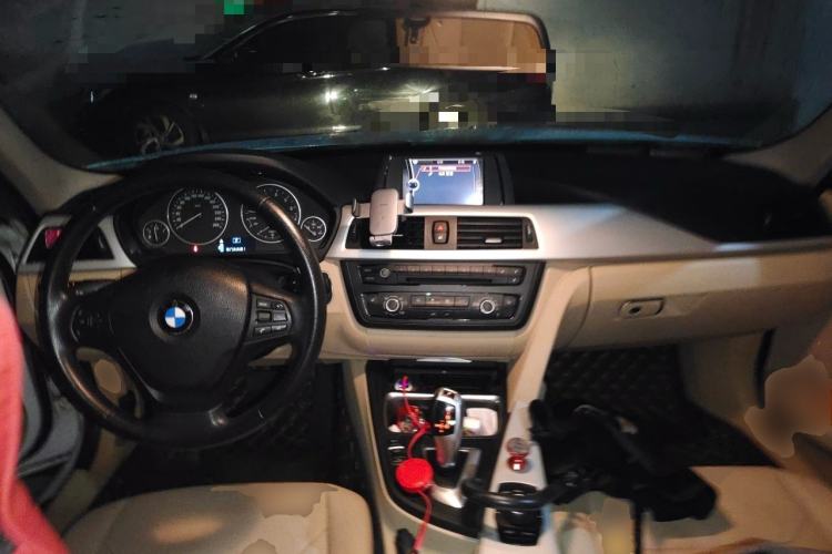 Used BMW 3 Series 2014 320i Active Edition Center Console