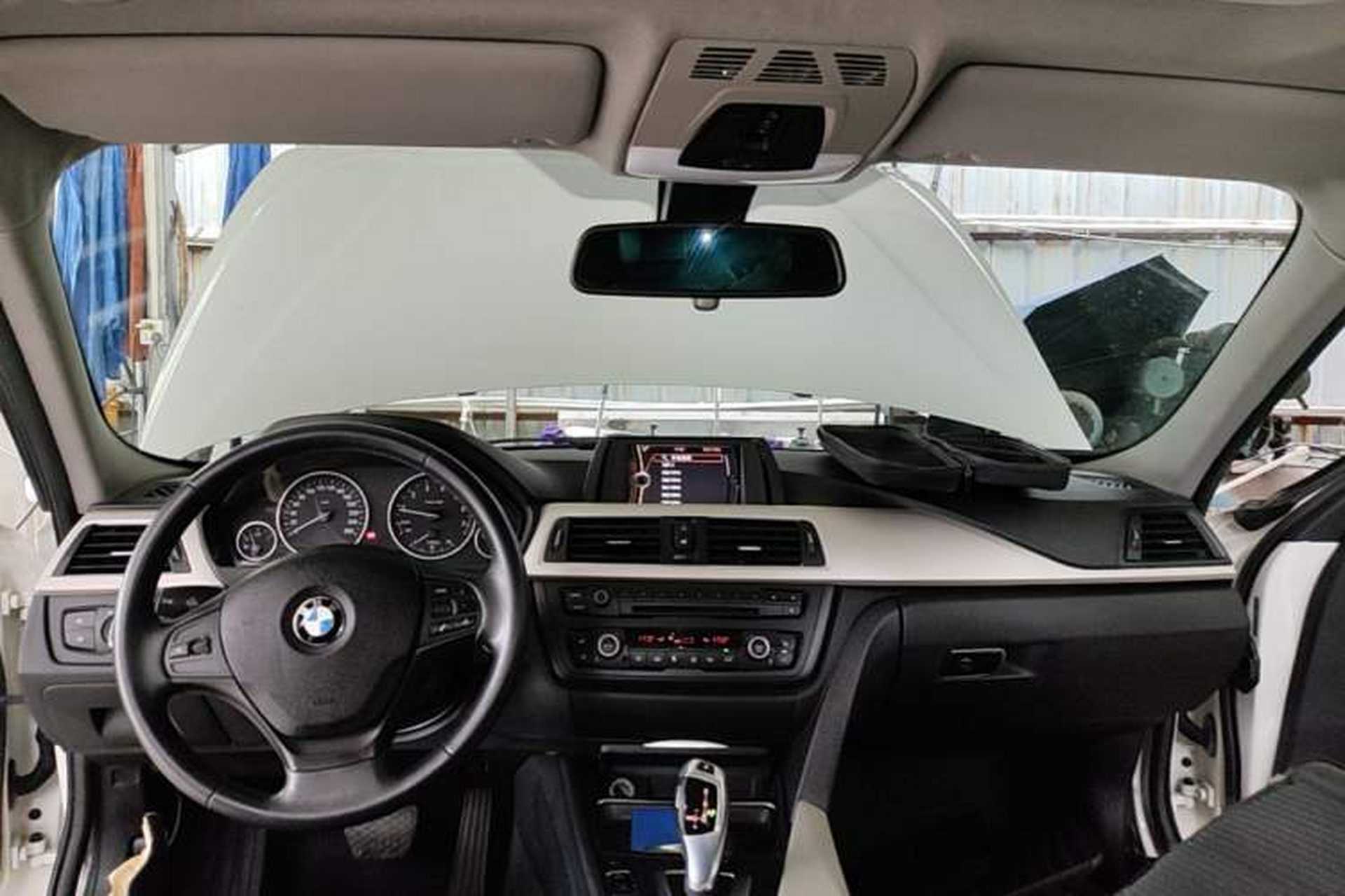 Used BMW 3 Series 2014 320i Sport Edition Center Console