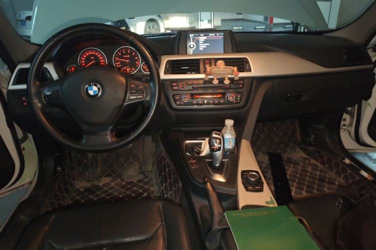Used BMW 3 Series 2014 320i Sport Edition Center Console