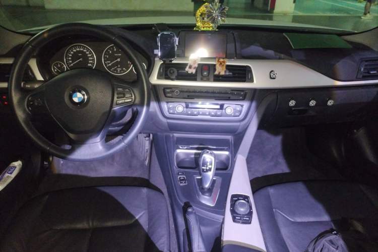 Used BMW 3 Series 2014 320i Sport Edition Center Console
