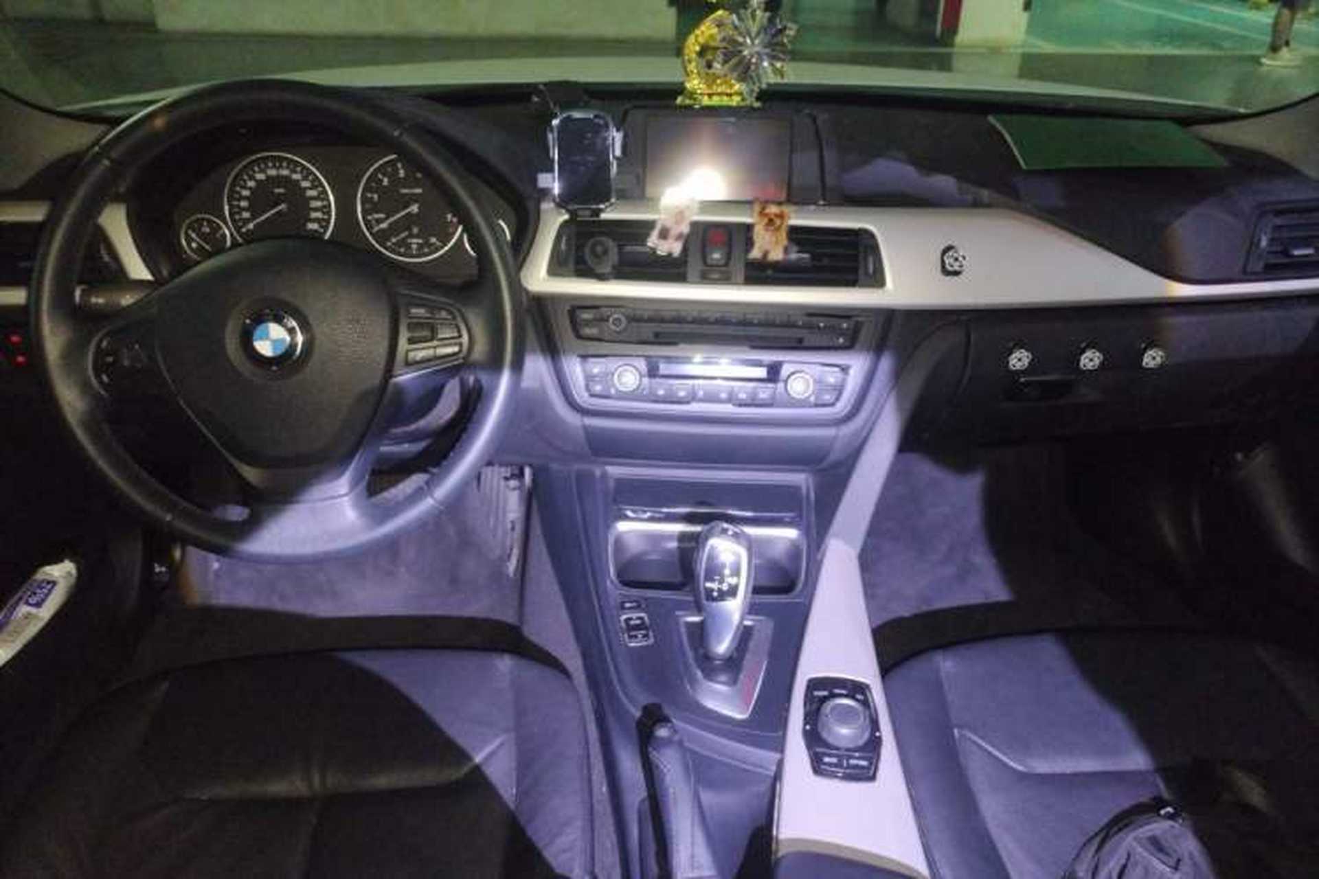 Used BMW 3 Series 2014 320i Sport Edition Center Console