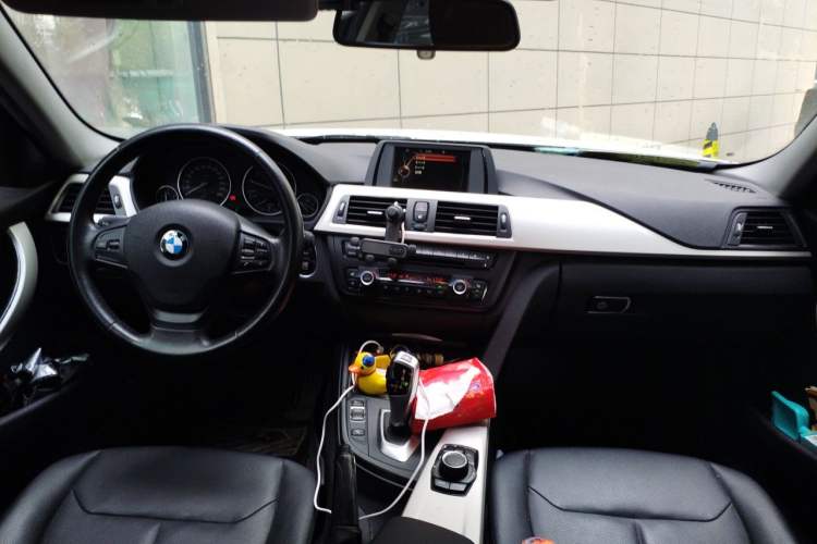Used BMW 3 Series 2014 320i Sport Edition Center Console