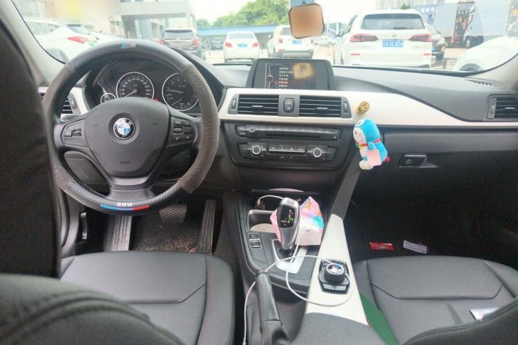 Used BMW 3 Series 2014 320i Active Edition Center Console