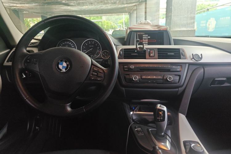 Used BMW 3 Series 2014 320i Active Edition Center Console