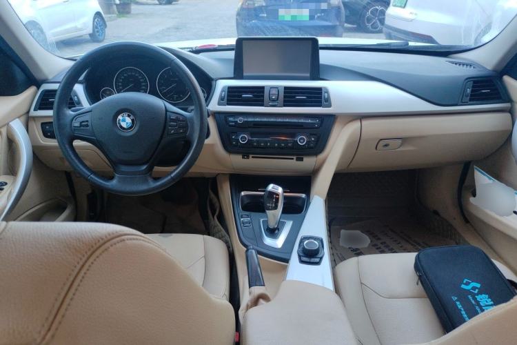 Used BMW 3 Series 2014 320i Sport Edition Center Console