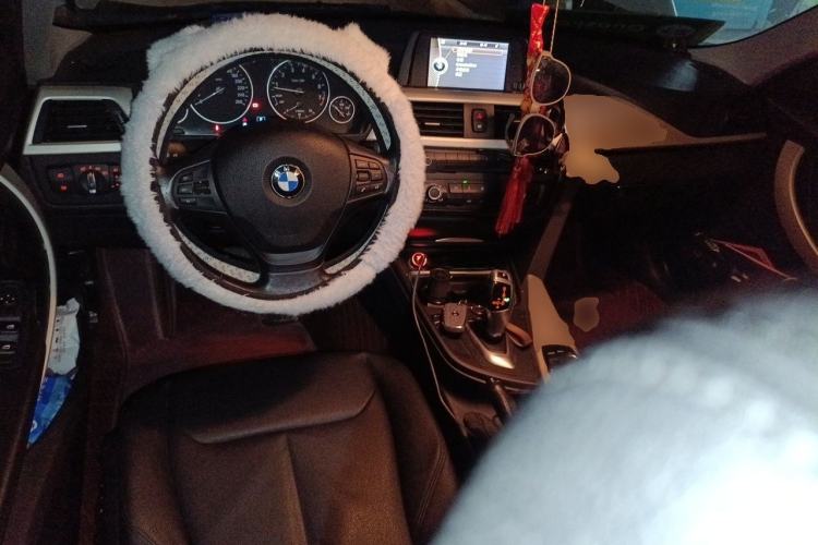 Used BMW 3 Series 2014 320i Active Edition Center Console