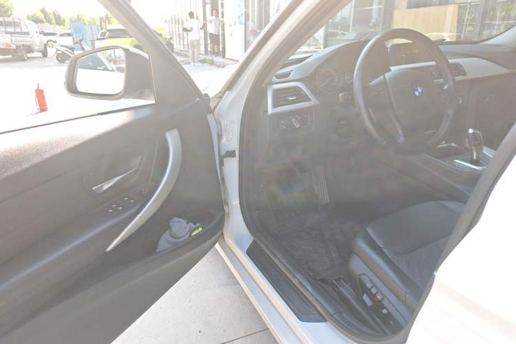 Used BMW 3 Series 2014 320i Active Edition Driver Seat