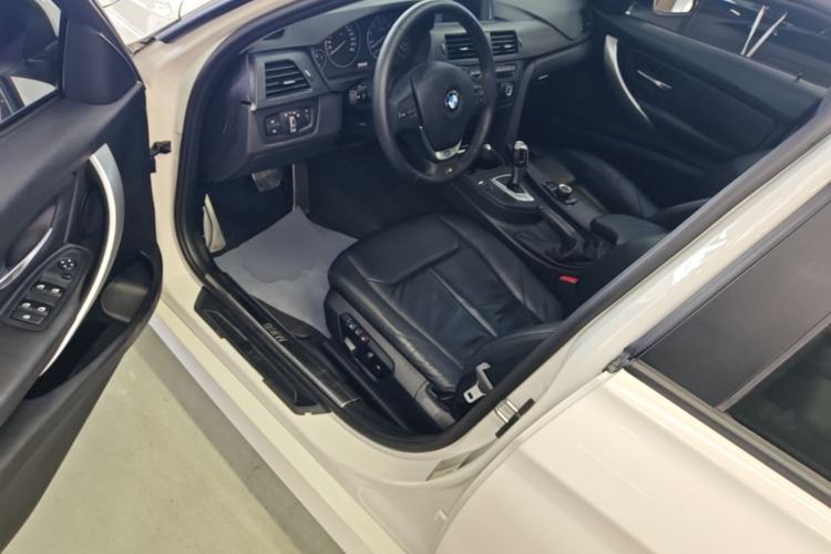 Used BMW 3 Series 2014 320i Sport Edition Driver Seat