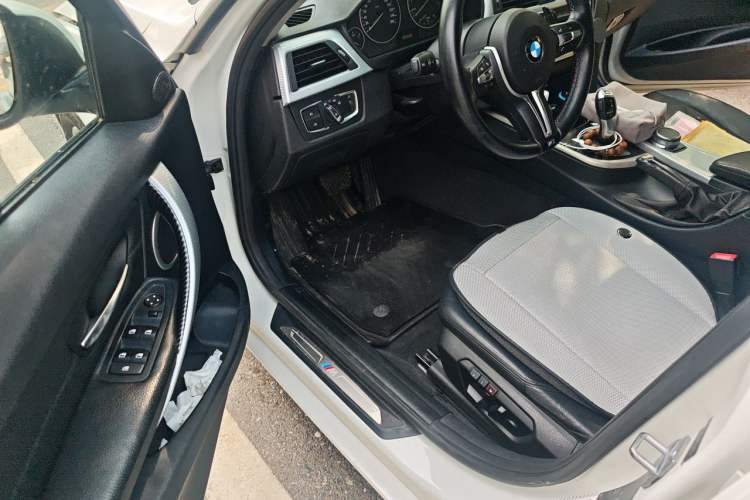 Used BMW 3 Series 2014 320i Sport Edition Driver Seat