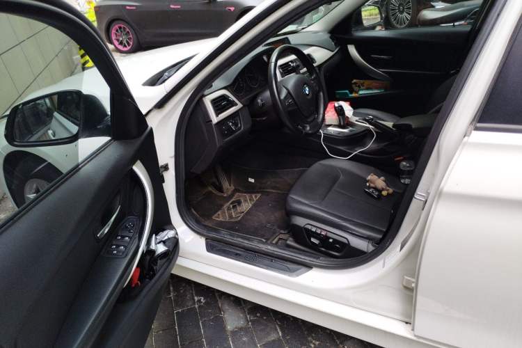 Used BMW 3 Series 2014 320i Sport Edition Driver Seat