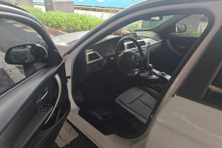 Used BMW 3 Series 2014 320i Active Edition Driver Seat