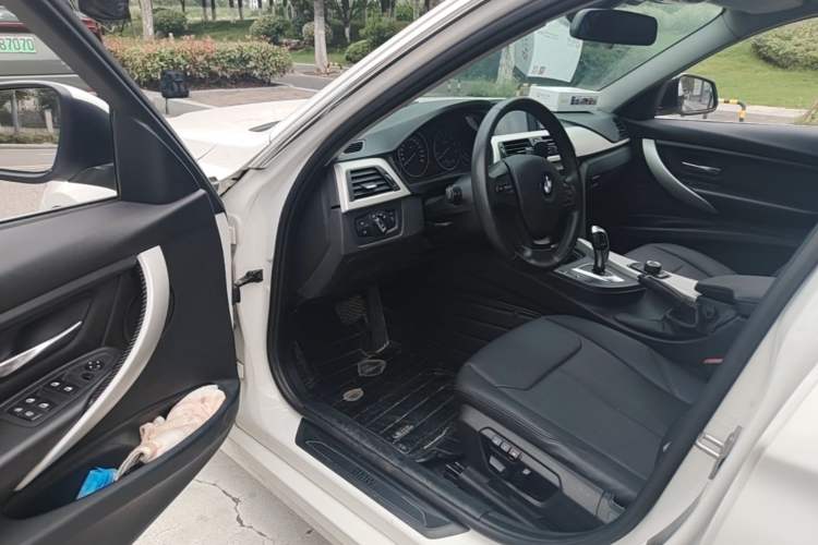 Used BMW 3 Series 2014 320i Sport Edition Driver Seat