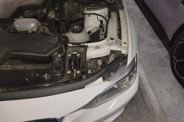 Used BMW 3 Series 2014 320i Sport Edition Engine Bay Left