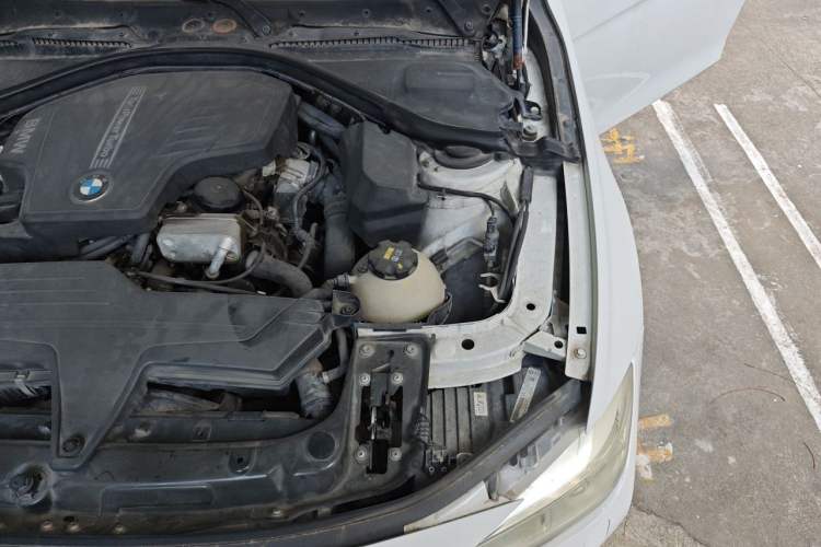 Used BMW 3 Series 2014 320i Sport Edition Engine Bay Left