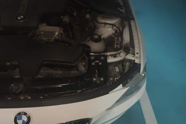 Used BMW 3 Series 2014 320i Sport Edition Engine Bay Left