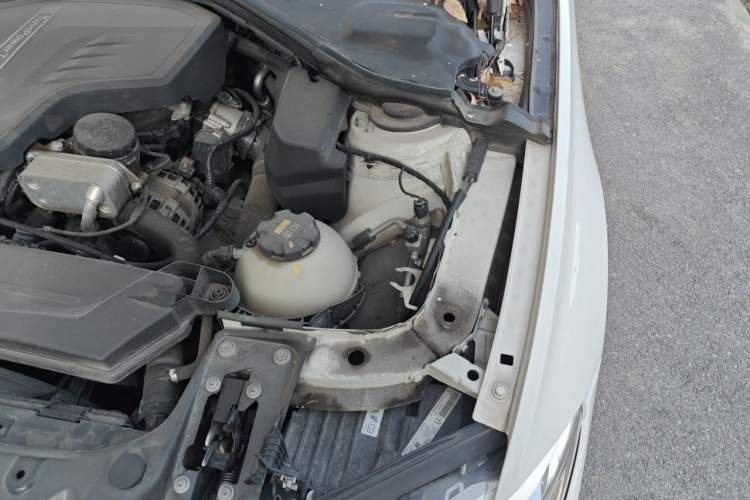 Used BMW 3 Series 2014 320i Sport Edition Engine Bay Left