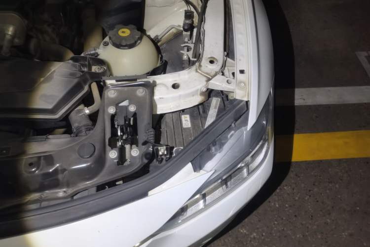Used BMW 3 Series 2014 320Li Fashion Model Engine Bay Left