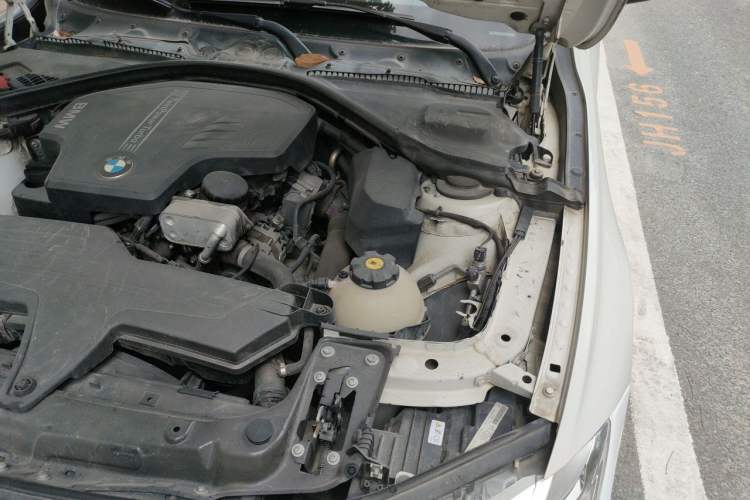 Used BMW 3 Series 2014 320i Sport Edition Engine Bay Left