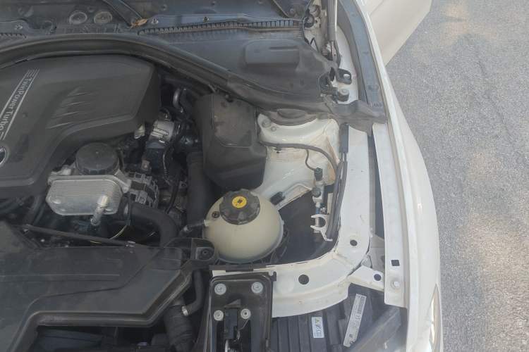Used BMW 3 Series 2014 320i Sport Edition Engine Bay Left