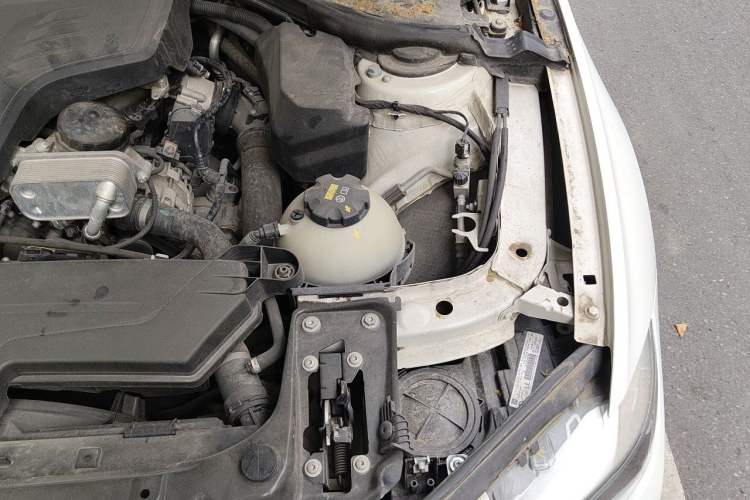 Used BMW 3 Series 2014 320i Sport Edition Engine Bay Left