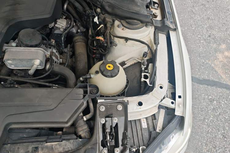 Used BMW 3 Series 2014 320i Sport Edition Engine Bay Left