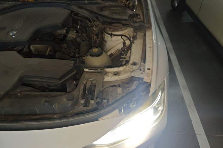 Used BMW 3 Series 2014 320i Sport Edition Engine Bay Left