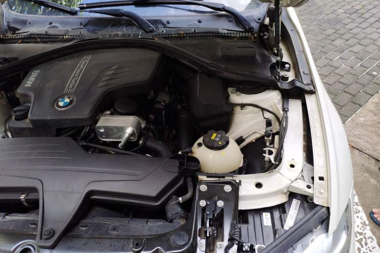 Used BMW 3 Series 2014 320i Sport Edition Engine Bay Left