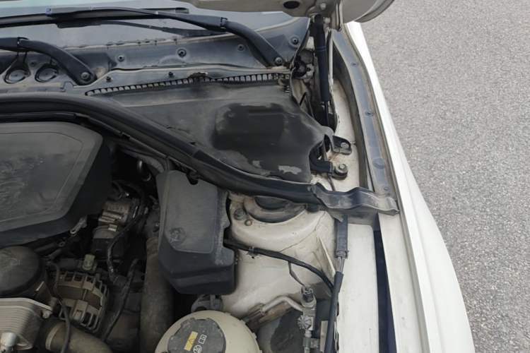 Used BMW 3 Series 2014 320i Sport Edition Engine Bay Left