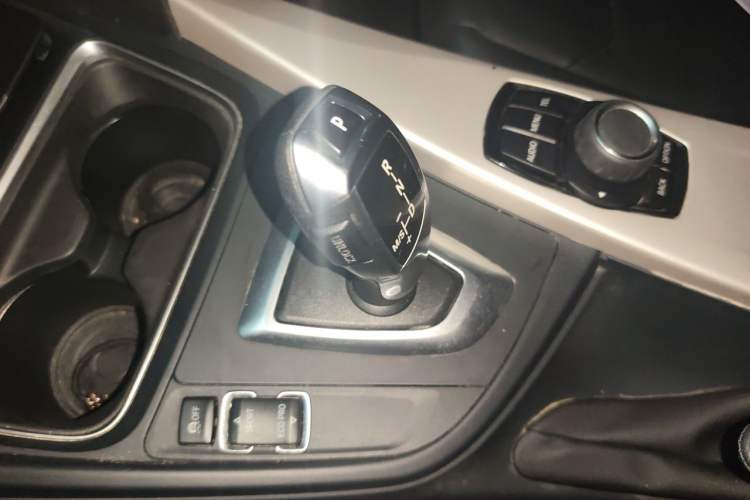 Used BMW 3 Series 2014 320i Sport Edition Gear Lever