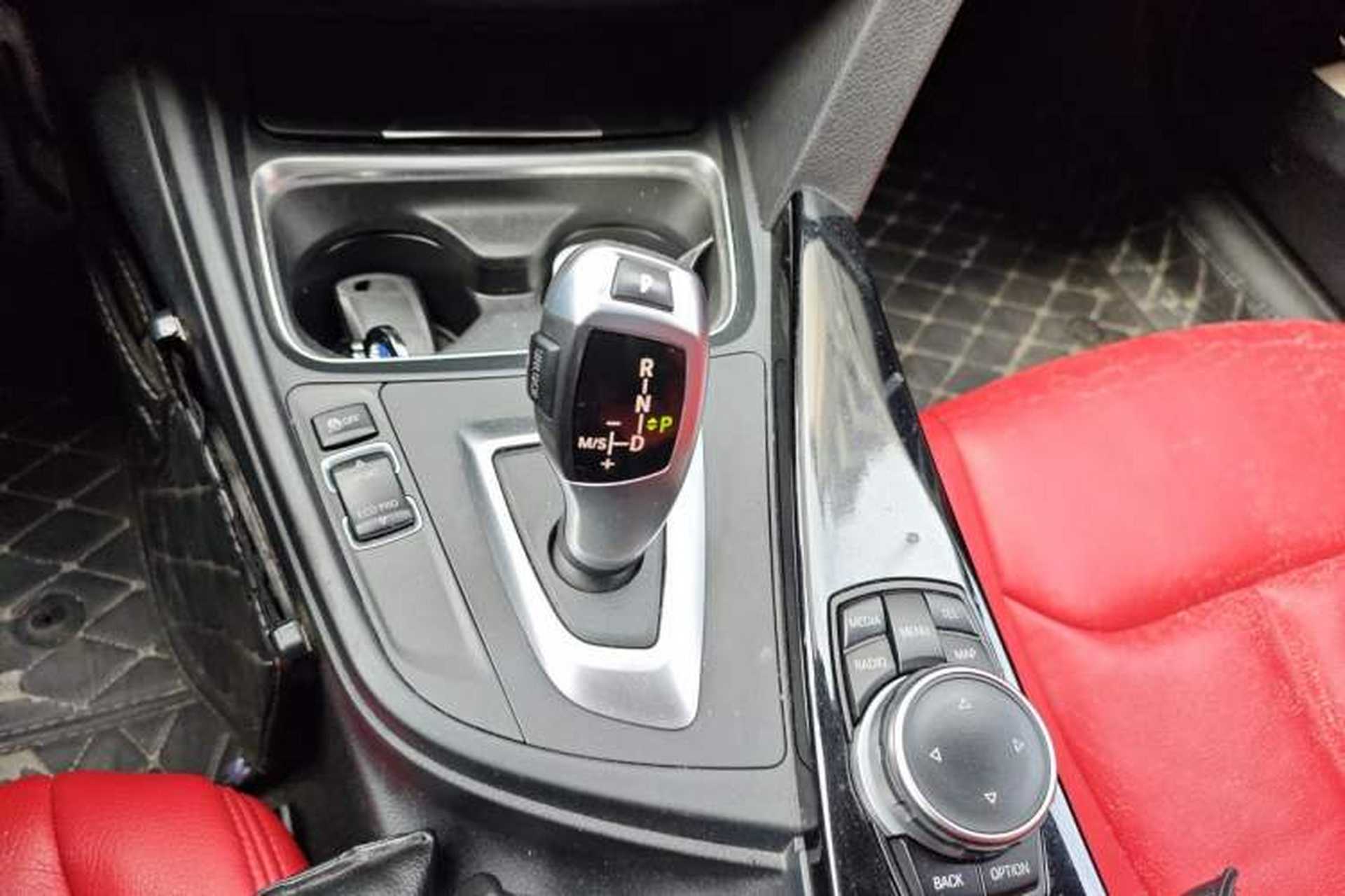 Used BMW 3 Series 2014 320i Sport Edition Gear Lever