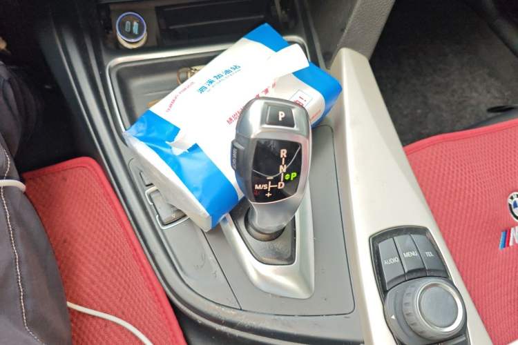 Used BMW 3 Series 2014 320i Active Edition Gear Lever