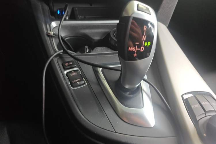 Used BMW 3 Series 2014 320i Active Edition Gear Lever