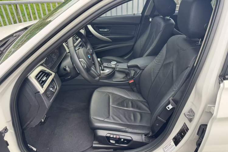 Used BMW 3 Series 2014 320i Sport Edition Interior 1