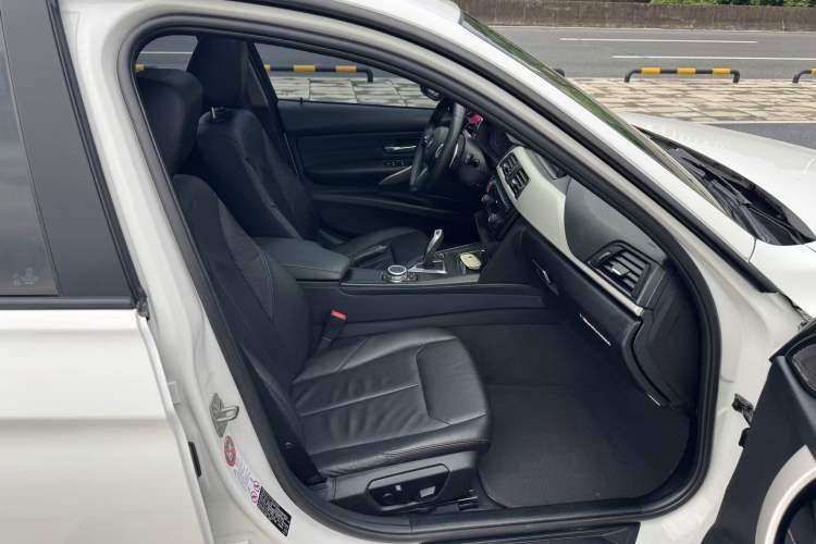 Used BMW 3 Series 2014 320i Sport Edition Interior 10