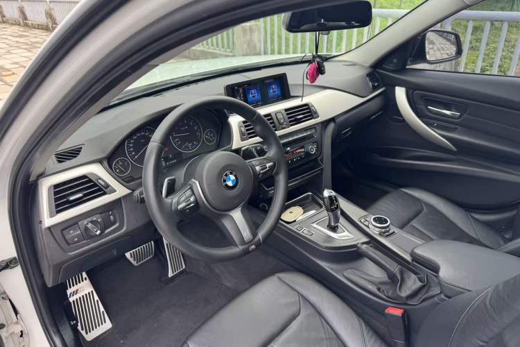 Used BMW 3 Series 2014 320i Sport Edition Interior 2