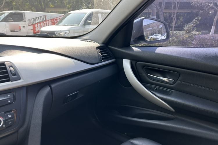 Used BMW 3 Series 2014 320i Sport Edition Interior 3